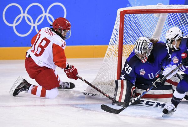 Российская хоккеистка Ольга Сосина (слева) в матче против СШ