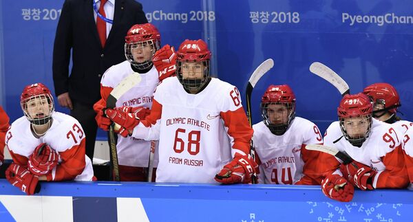 Российские хоккеистки на скамейке запасных в матче США