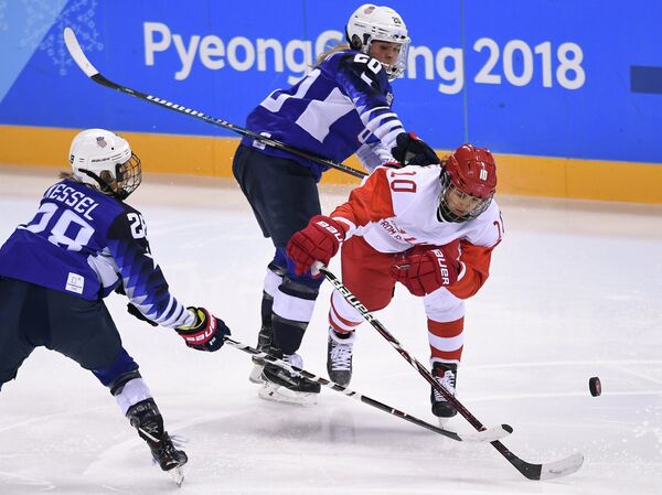 Российская хоккеистка Людмила Белякова (справа) в матче против США