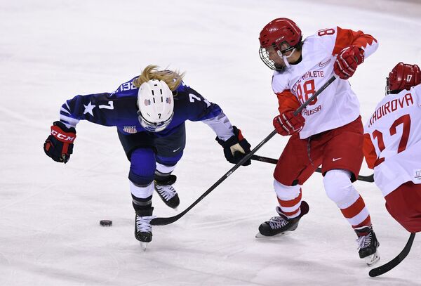 Российская хоккеистка Екатерина Смолина (справа) в матче против США