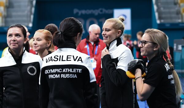 Женская сборная России по керлингу на ОИ-2018. Вторая справа - скип Виктория Моисеева