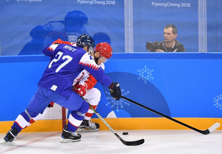 Российский хоккеист Сергей Андронов (справа) и форвард сборной Словакии Ладислав Надь