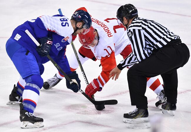 Российский хоккеист Сергей Андронов (в центре) и форвард сборной Словакии Петер Олвецкий