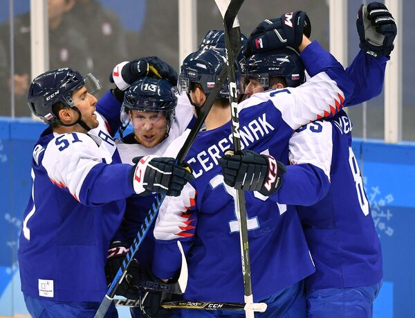 Хоккеисты сборной Словакии радуются заброшенной шайбе