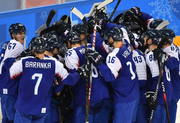 Хоккеисты сборной Словакии радуются победе