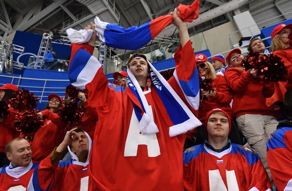 Российские болельщики на матче Россия - Финляндия по хоккею среди женщин
