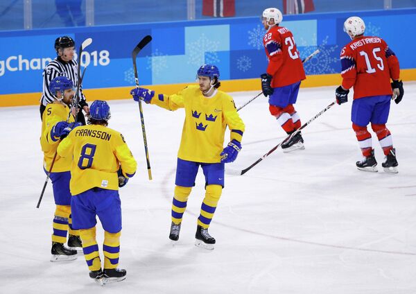Хоккеисты сборной Швеции (слева)