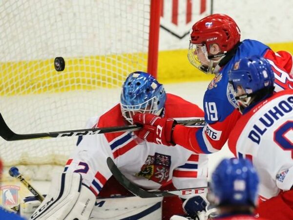 Игровой момент матча Турнира пяти наций между хоккеистами юниорской сборной России и Чехии