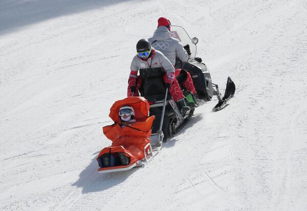 Работники трассы ОИ-2018 оказывают помощь чешской сноубордистке Вендуле Гопьяковой