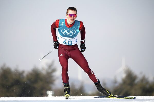 Лыжник Денис Спицов во время индивидуальной гонки на 15 км