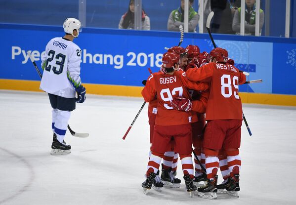 Российские хоккеисты радуются забитой шайбе