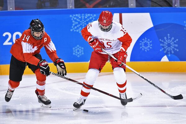 Российская хоккеистка Валерия Павлова (справа)