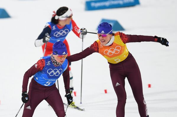 Российские лыжницы Анна Нечаевская (слева) и Анастасия Седова