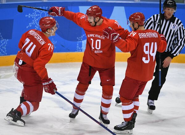 Хоккеисты сборной России Николай Прохоркин, Сергей Мозякин и Алелксандр Барабанов (слева направо) радуются заброшенной шайбе