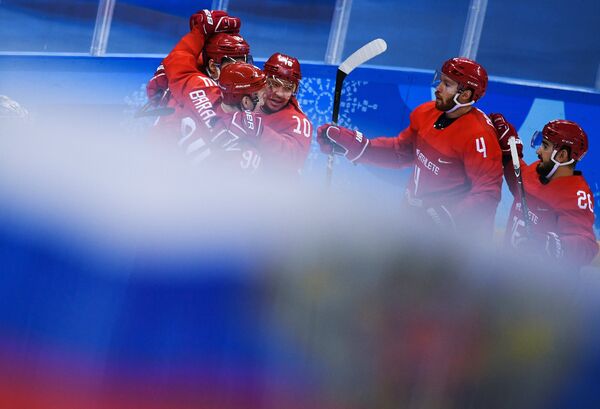 Российские хоккеисты радуются заброшенной шайбе