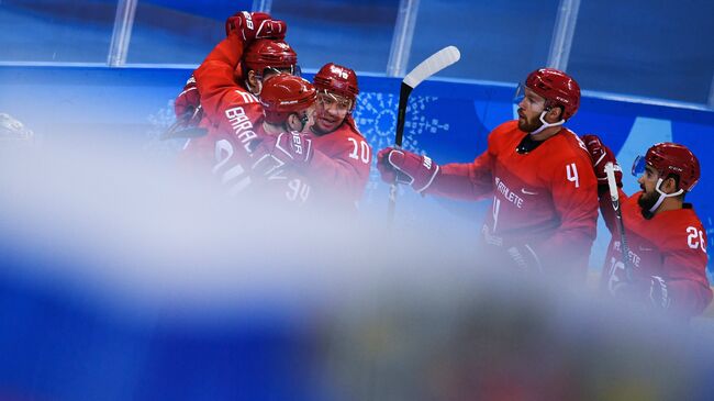 Российские хоккеисты радуются заброшенной шайбе Российские хоккеисты радуются заброшенной шайбе