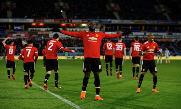 Футболисты Манчестер Юнайтед радуются забитому мячу Ромелу Лукаку (в центре)