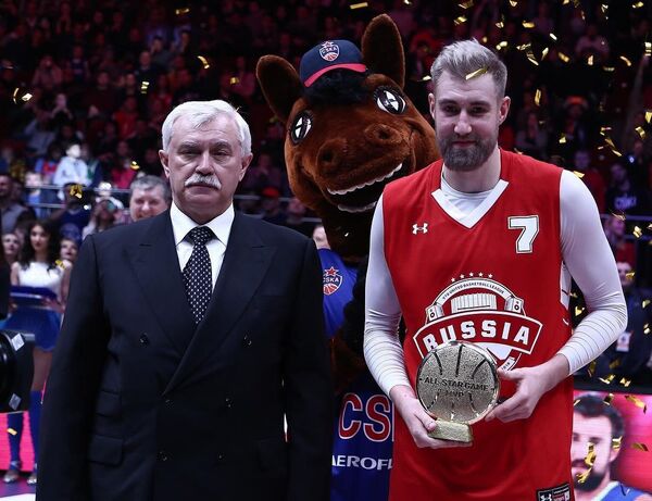 MVP Матча звезд Единой лиги ВТБ Сергей Карасев (справа)