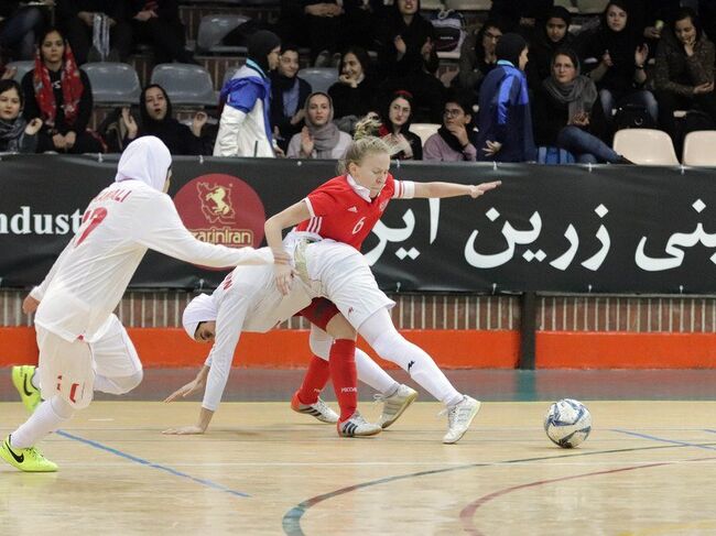 Игровой момент контрольного матча между женскими сборными Ирана и России по мини-футболу