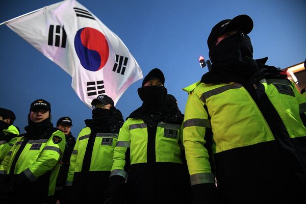 Полицейские обеспечивают безопасность у Олимпийского стадиона в Пхенчхане