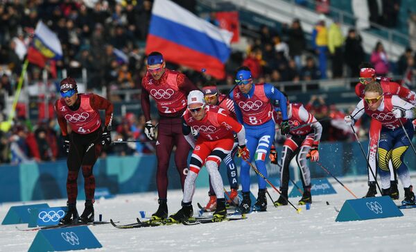 Лыжники на дистанции эстафетной гонки 4х10 км на ОИ-2018. Второй слева - россиянин Андрей Ларьков