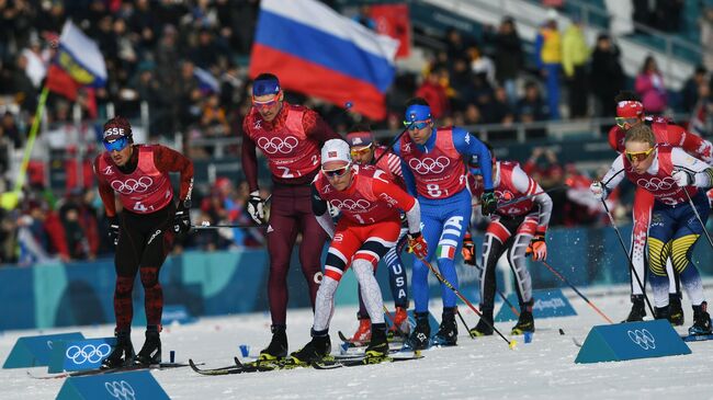 Лыжники на дистанции эстафетной гонки 4х10 км на ОИ-2018. Второй слева - россиянин Андрей Ларьков Лыжники на дистанции эстафетной гонки 4х10 км на ОИ-2018. Второй слева - россиянин Андрей Ларьков