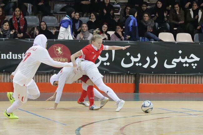 Игровой момент матча женских сборных России и Ирана по мини-футболу