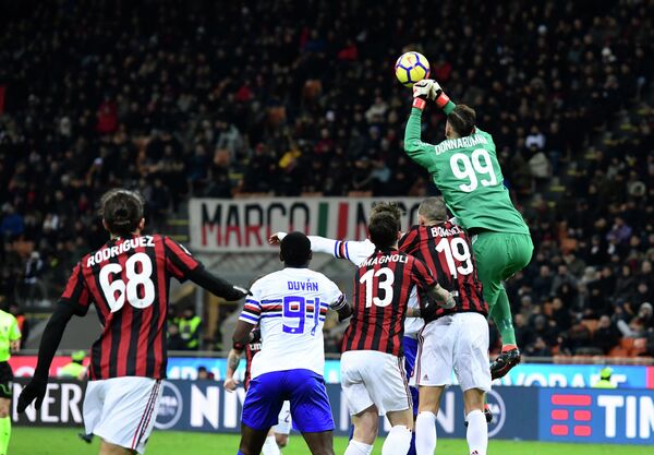 Игровой момент матча чемпионата Италии Милан - Сампдория