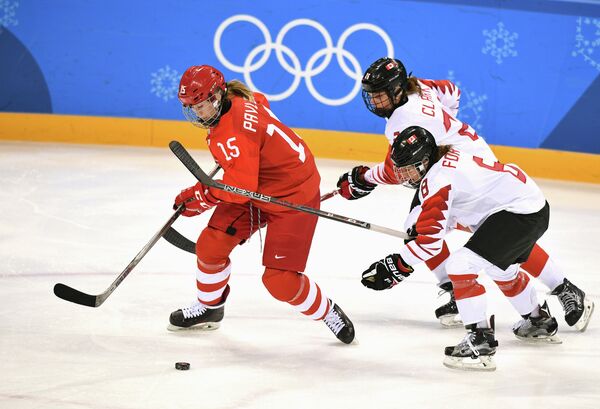 Российская хоккеистка Валерия Павлова, хоккеистки сборной Канады Эмили Кларк и Лора Фортино (слева направо)
