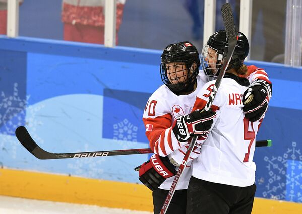 Канадские хоккеистки Блейр Тернбулл (слева) и Дженифер Вейкфилд радуются заброшенной шайбе