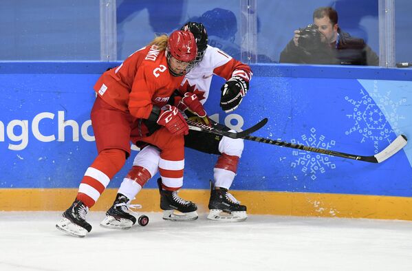 Российская хоккеистка Ангелина Гончаренко и хоккеистка сборной Канады Джилиан Солнье (слева направо)