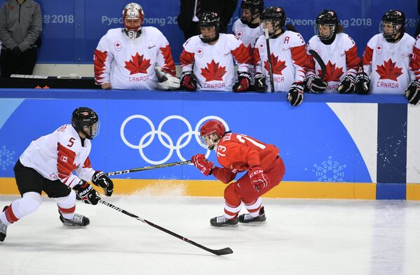 Канадская хоккеистка Лорейн Рогу и хоккеистка сборной России Виктория Кулишова (слева направо)