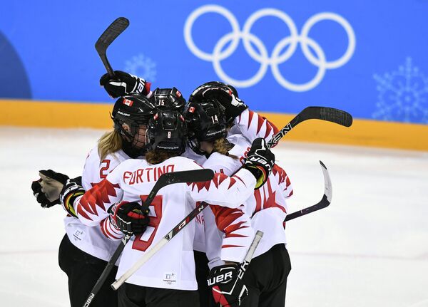 Канадские хоккеистки радуются заброшенной шайбе
