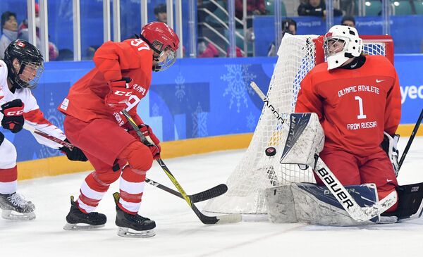 Хоккеистка сборной Канады Ребекка Джонстон, российские хоккеистки Анна Шохина и голкипер Валерия Тараканова (cлева направо)