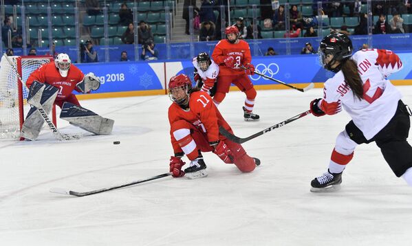 Голкипер сборной России Валерия Тараканова, хоккеистка Лиана Ганеева и канадская хоккеистка Ребекка Джонстон (слева направо)