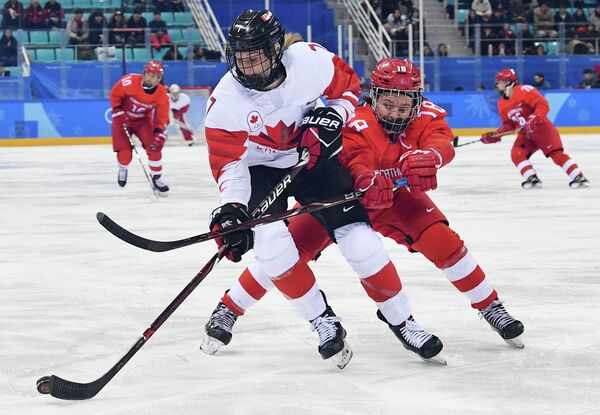 Хоккеистка сборной Канады Лора Стейси и российская хоккеистка Ольга Сосина (слева направо)