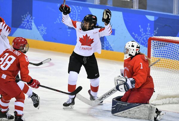 Российская хоккеистка Екатерина Смолина, канадская хоккеистка Сара Нурс и голкипер сборной России Валерия Тараканова (слева направо)