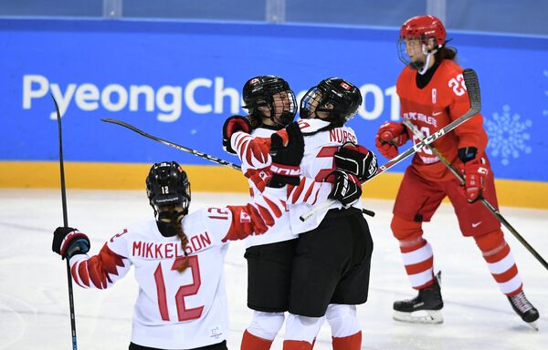 Хоккеистки сборной Канады радуются заброшенной шайбе