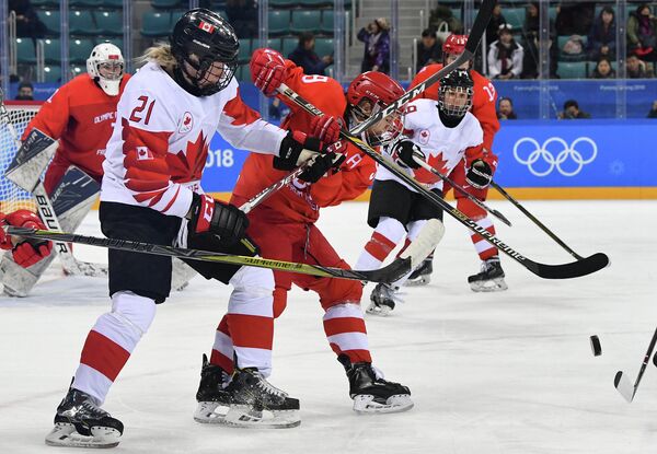 Хоккеистка сборной Канады Халей Ирвин и российская хоккеистка Елена Дергачева (слева направо)