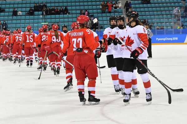 Хоккеистки российской команды и сборной Канады