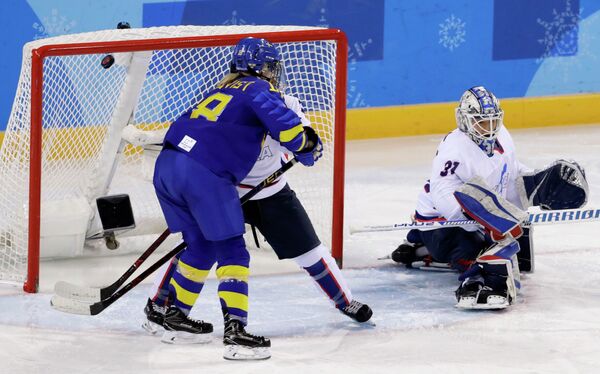 Игровой момент матча женских хоккейных сборных Швеции и Кореи