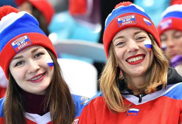 Российские болельщицы во время четвертьфинального матча Россия - Норвегия по хоккею среди мужчин