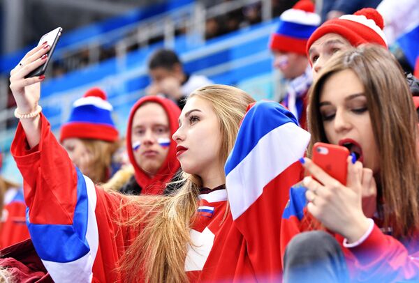 Российские болельщицы во время четвертьфинального матча Россия - Норвегия по хоккею среди мужчин