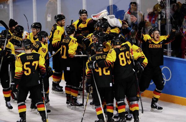 Хоккеисты сборной Германии радуются победе над шведами