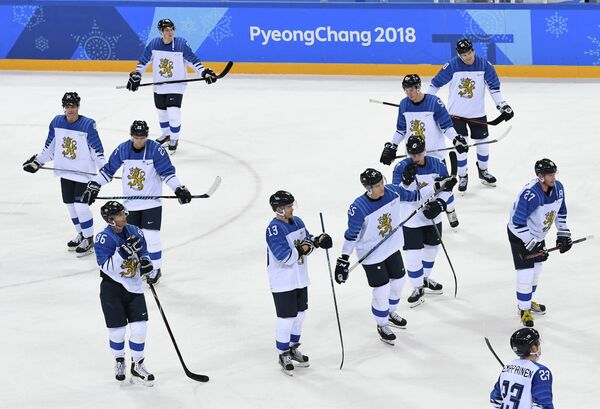 Хоккеисты сборной Финляндии после поражения от канадцев
