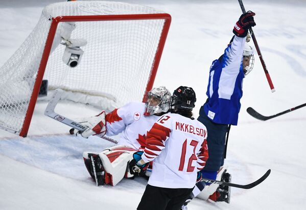Игровой момент финального матча женских хоккейных сборных США - Канада