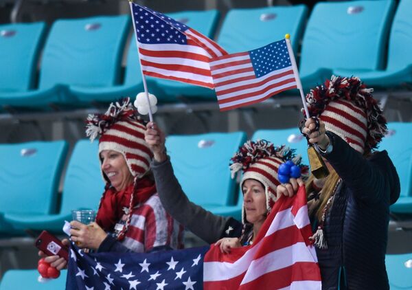 Болельщики сборной США поддерживают свою команду в финальном матче Канада - США по хоккею среди женщин
