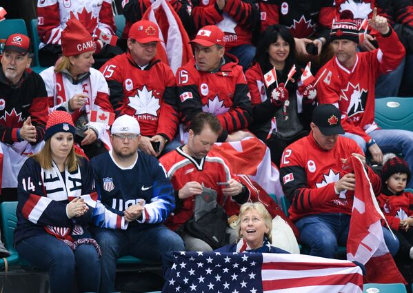 Болельщики сборной США и Канады поддерживают свои команды в финальном матче Канада - США по хоккею среди женщин