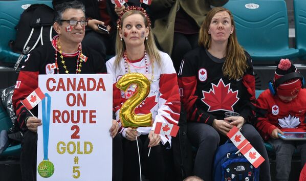 Болельщики сборной Канады поддерживают свою команду в финальном матче Канада - США по хоккею среди женщин