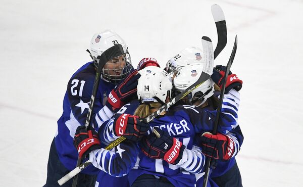 Хоккеистки сборной США радуются заброшенной шайбе